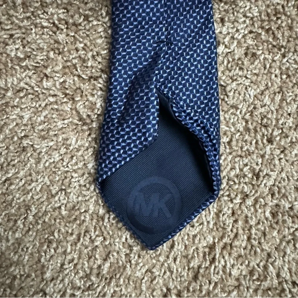 Michael Michael Kors Men’s Blue Geometric Pattern 100% Silk Tie‎